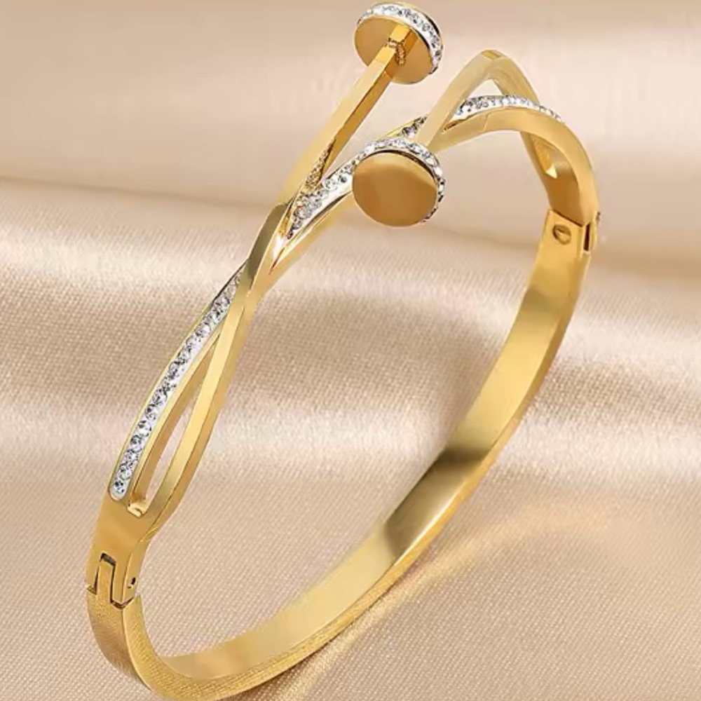 Elegant Gold Bracelet with Crystal Accents